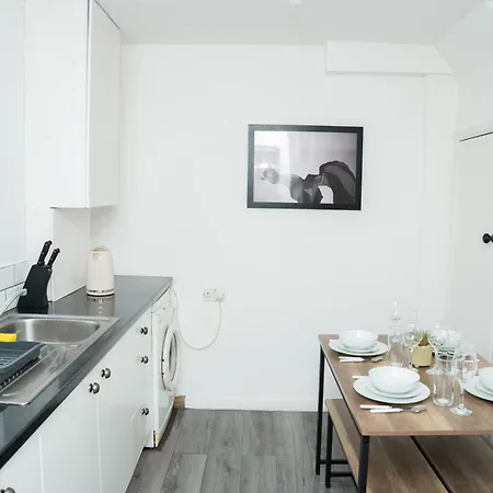 Away From In Headingley With Gated Drive Apartment