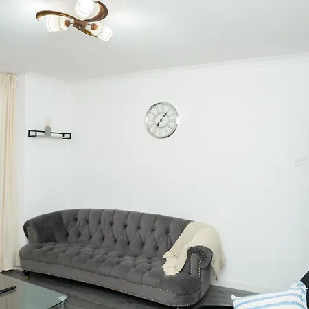 Away From In Headingley With Gated Drive Leeds (West Yorkshire)