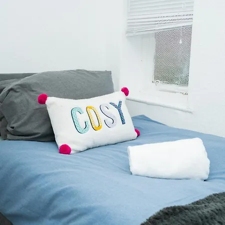 Away From In Headingley With Gated Drive * Leeds (West Yorkshire)