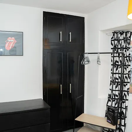 Apartment Away From In Headingley With Gated Drive *