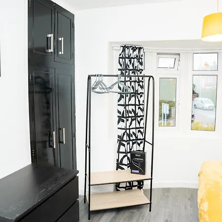 Away From In Headingley With Gated Drive * Leeds (West Yorkshire)
